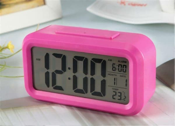 1 st digital väckarklocka, tyst lysande klocka med datum, temperatur, tid, snooze-sensor (rosa) [XR][J]
