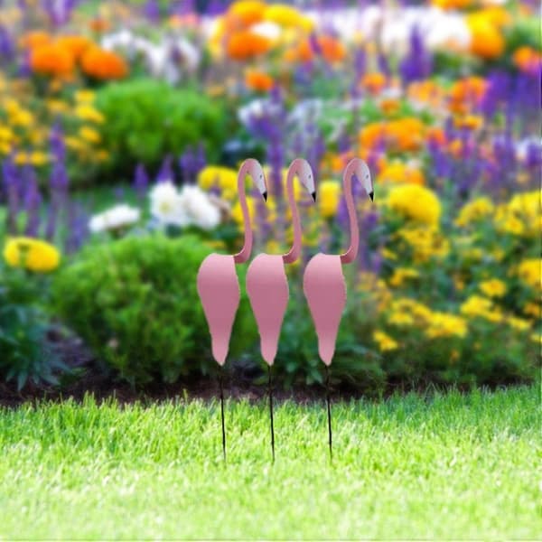 Livfull trädgårdsstaty av en tropisk flamingo Hell-pink