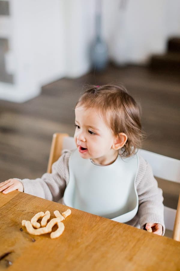 Myk silikon babybib med oppsamler, for babymat, lys grå