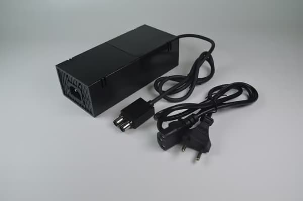Xbox One AC-adapter 100-240V 220W inkl. strömkabel