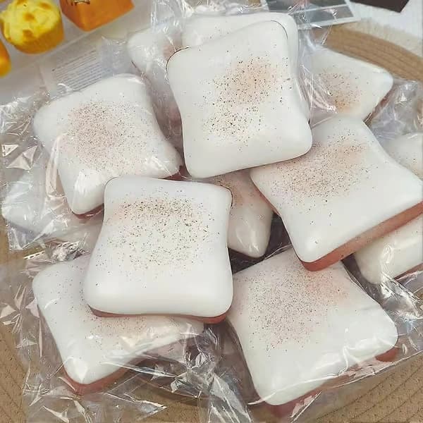 Klibbiga smörgås-squishy-fidgetleksaker, supermjuka rostat bröd långsamt stigande squishies Strawberry