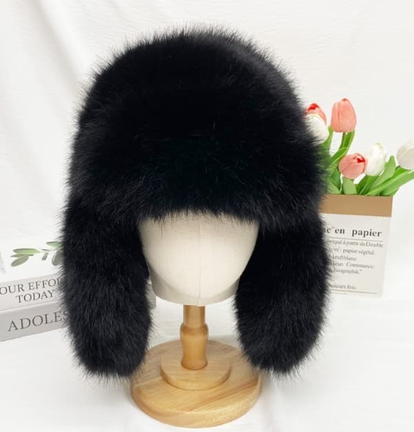 Vinterhue til kvinder i fluffy kunstig rævepels, russisk stil, sort black