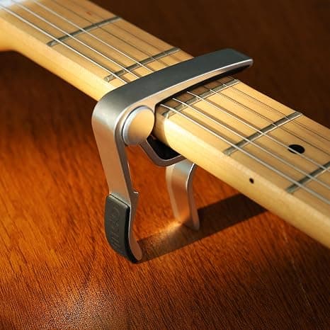 WINGO Gitarr Capo är lämplig för både akustiska och elektriska gitarrer sliver