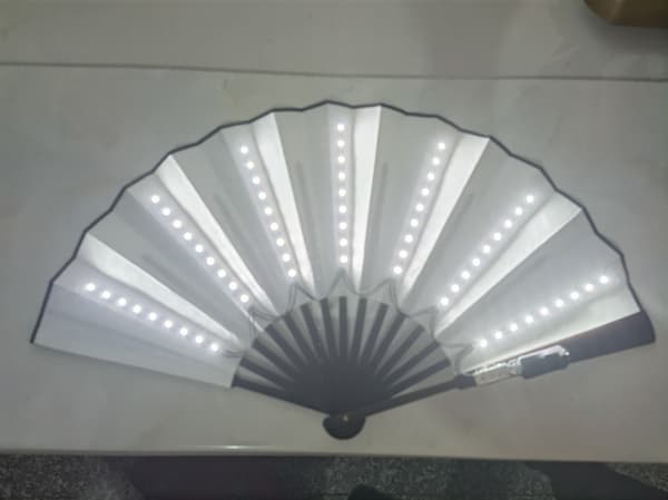 Glow Foldbar LED-vifte Danse Lys Vifte Natteforestilling Glød i Mørket Festtilbehør, Hvid White