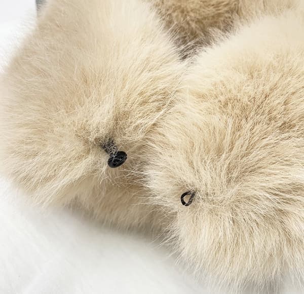 Vintermössa för kvinnor i fluffig konstgjord rävpäls, rysk stil, beige beige