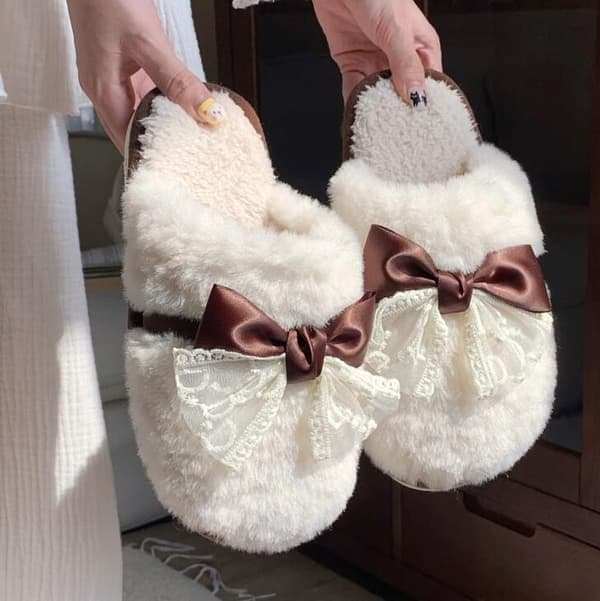 Fluffy hjemmesko med sløjfe i farveblok til efterår og vinter, hvid, størrelse 40-41 white 40-41