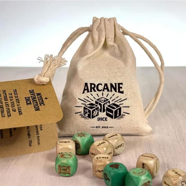 Arcane Divination Dice Set – Graverad Trälåda, Orakeltärningar för Tarotritual, Handgjord Intuitionsförstärkare för Astrologi Runavgjutning 2pcs