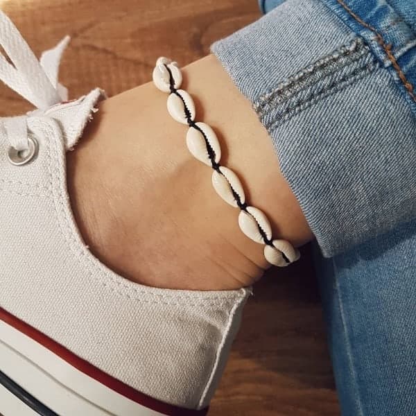 Justerbart armbånd med hvide skaller - Sort Sort