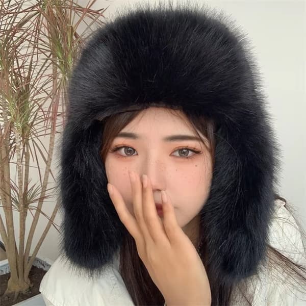 Vinterhue til kvinder i fluffy kunstig rævepels, russisk stil, sort black