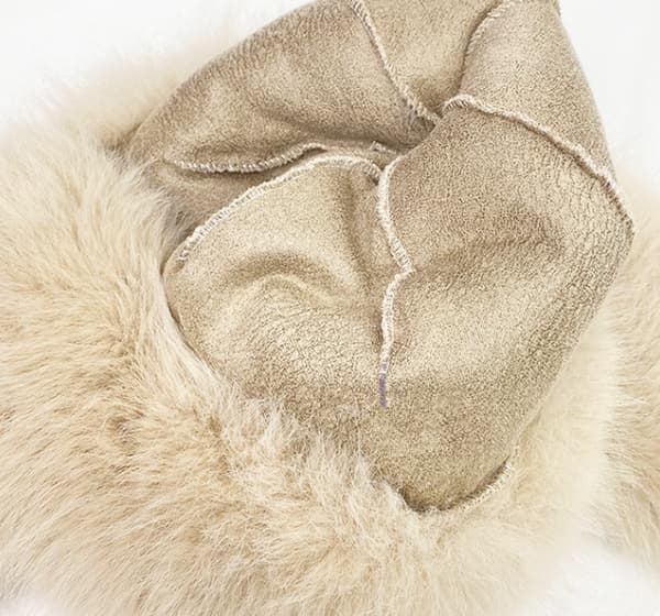 Vinterlue for kvinner i fluffy kunstig revepels, russisk stil, beige beige