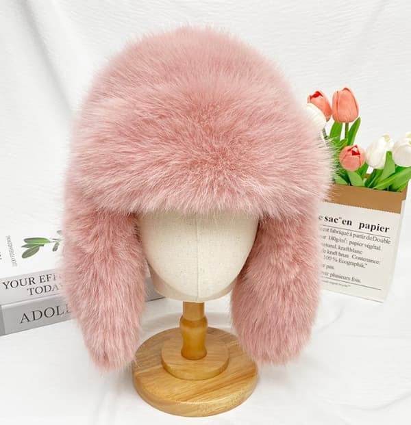 Vinterhue til kvinder i fluffy kunstig rævepels, russisk stil, pink pink