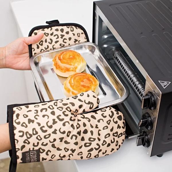 2Pcs/Set Kitchen Gloves Insulated Leopard Print Pad Microwave Gloves Oven Barbecue Rack Potholders Oven Mitts Potholder Pad