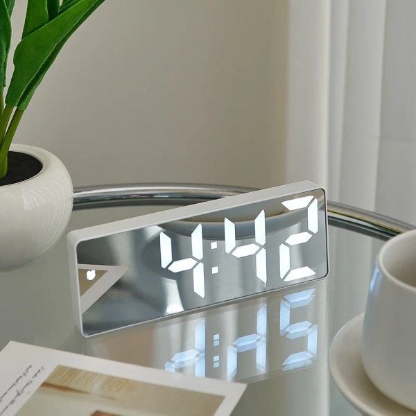 Minimalism LED Digital Alarm Clock Electronic Digital Alarm Clock Digital Clock Table Clock Room Desk Decor Exquisite Home Decor
