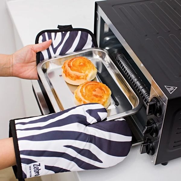 2Pcs/Set Kitchen Gloves Insulated Leopard Print Pad Microwave Gloves Oven Barbecue Rack Potholders Oven Mitts Potholder Pad