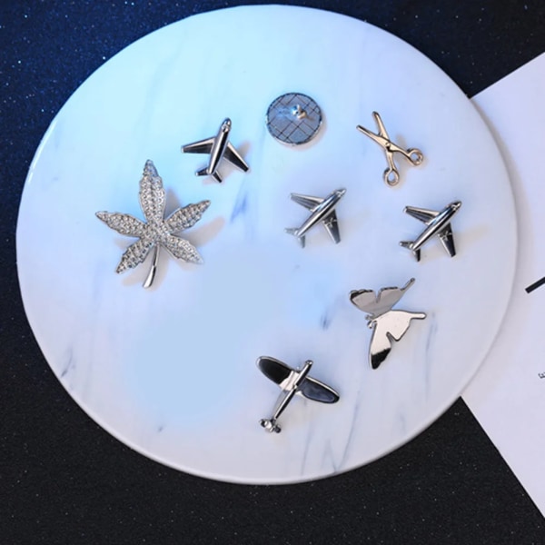 New Plane Leaves Small Brooch Pin Unisex Alloy Maple Leaf Chest Lapel Pins Suit Shirt Collar Jewelry Accessories Backpack Badge