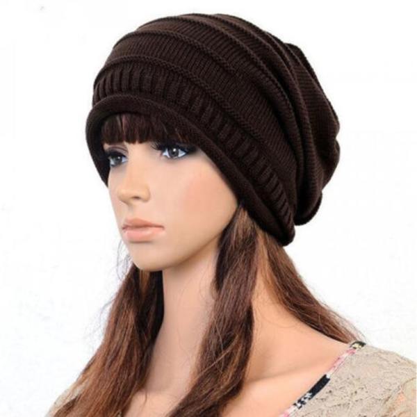 Vintermössa för kvinnor i kabelvirkad mjuk slouchy-modell Brown