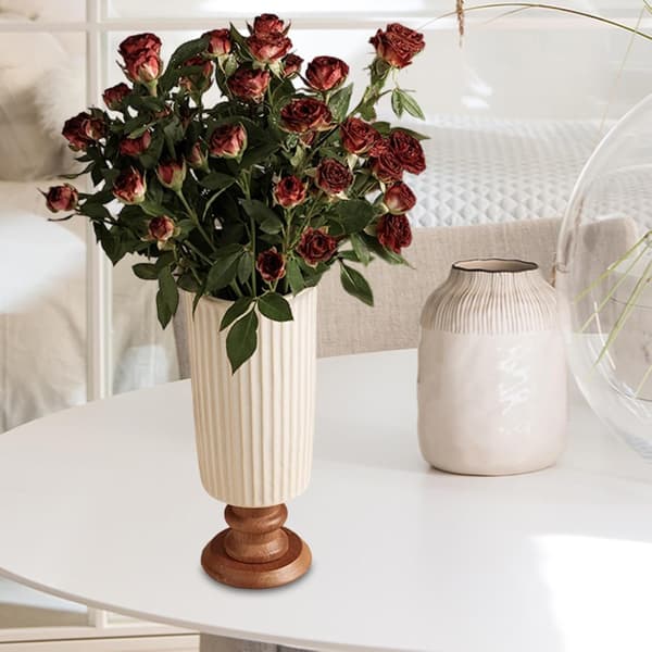 Porslinsvaser vaser med träbaser bordsblomställningar kaminkappor minnesrestauranger vertikala linjer.