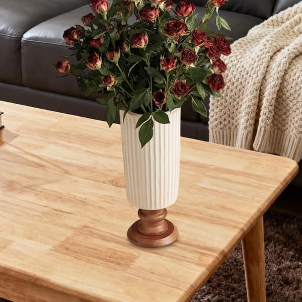 Porslinsvaser vaser med träbaser bordsblomställningar kaminkappor minnesrestauranger vertikala linjer.