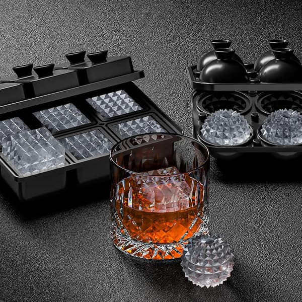 Stora isbitsformar för whisky, perfekt etsade isbitar; stora isbitsformar för cocktails; whisky (etsade sfärer).