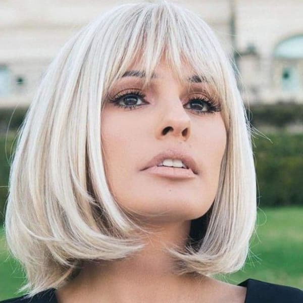 Sjarmerende kort parykk med varmebestandig lugg