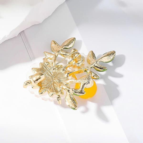 Daisy Perlebroche med Grønt Bladdesign til Formelle Begivenheder og Fester, Elegant Blomstersmykke Tilbehør