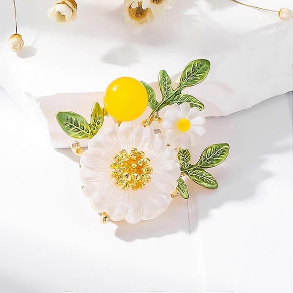 Daisy Perlebroche med Grønt Bladdesign til Formelle Begivenheder og Fester, Elegant Blomstersmykke Tilbehør
