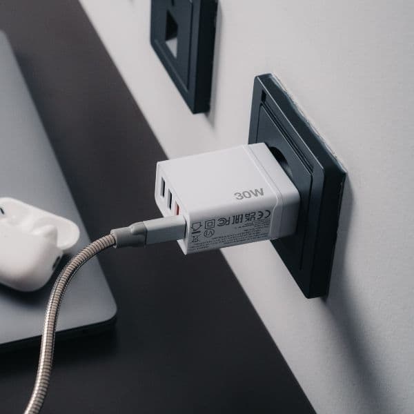 Verbatim Hurtigoplader 30W 3xUSB-A 1xUSB-C PD 3.0 - Hvid Vit