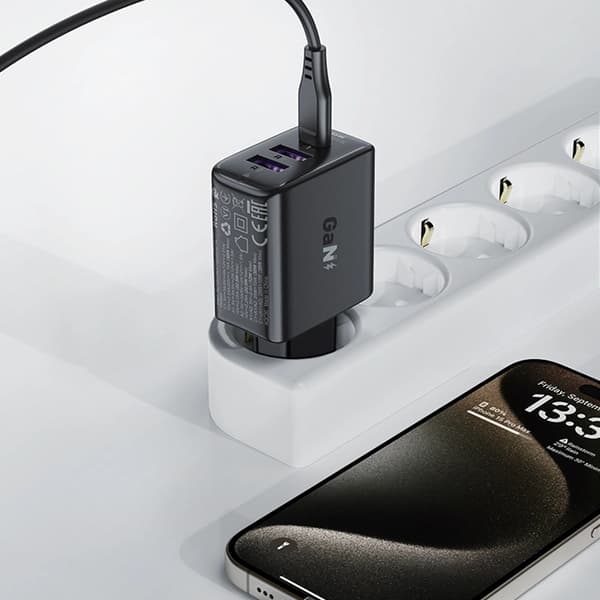 Acefast A57 PD 35W GaN seinätelaturi 2 x USB-A + USB-C - Musta Black