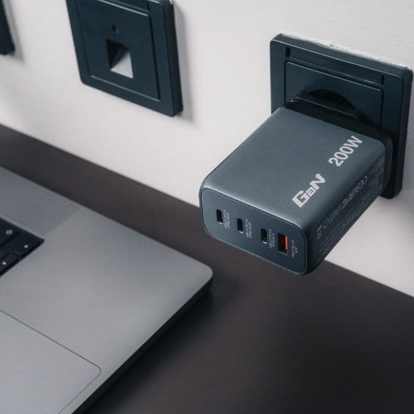 Verbatim Hurtigoplader 200W GaN 3xUSB-C 1xUSB-A EU/UK/USA - Sort Svart