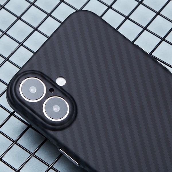 X-LEVEL Mobilskal till iPhone 16 Plus Kolfiber Textur Svart