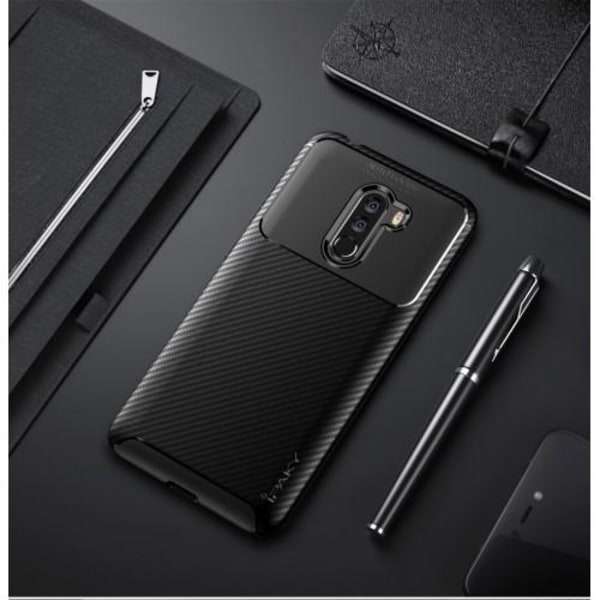 IPAKY Carbon Fiber Mobiltelefon Taske til Xiaomi Pocophone F1 - Sort Black