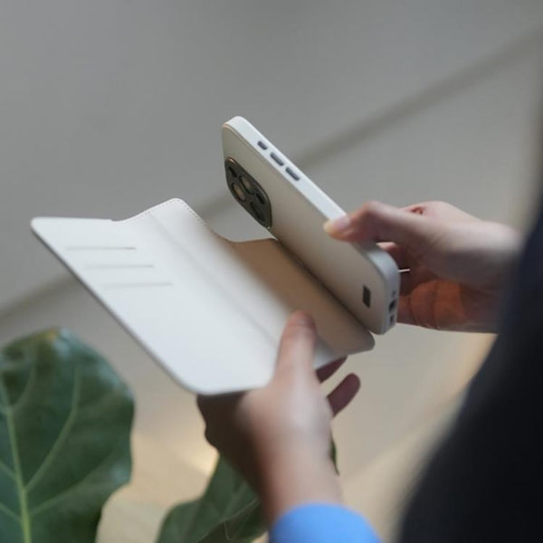 Moshi iPhone 15 Plus Plånboksfodral Magsafe - Äggtoddy Vit