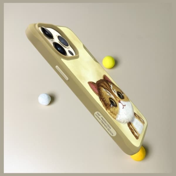 Nimmy Mobilskal till iPhone 15 Pro Cool & Cute 2.0 Cat - Khaki Brun