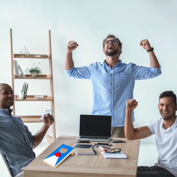 Super sjovt, bærbart mini desktop cornhole sæt med 2, belagte træplader med 4 røde 4 blå poser, træ desktop cornhole spilsæt til rejser, bordplade