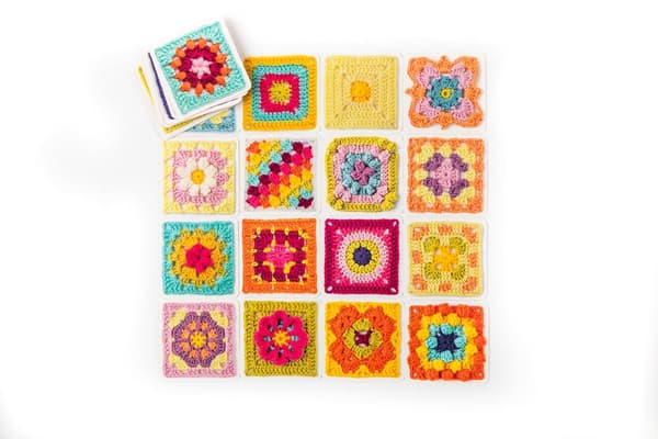 The Granny Square Card Deck DIY Stickmönsterset, med 50 mix-and-match-designer.