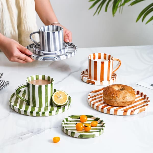 24 cl kaffemugg, stor espressomugg med fat, keramisk kaffemugg, handmålad randig konst-mugg och fat.