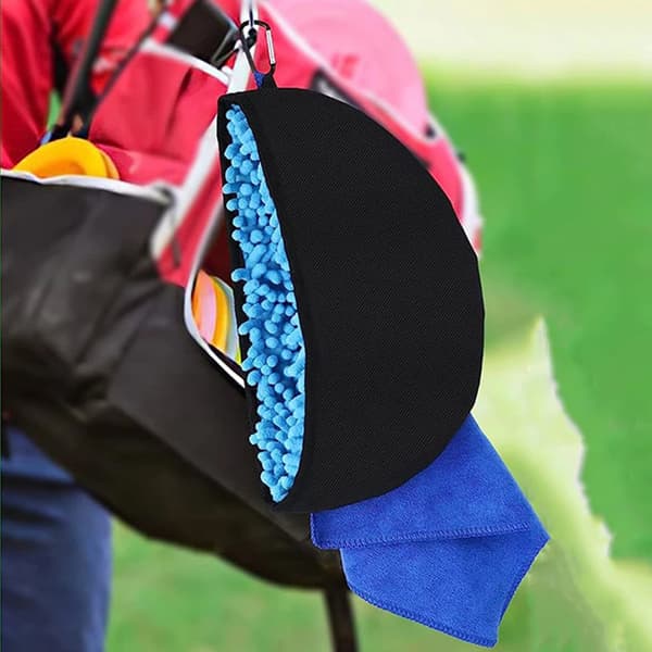 Bärbart rengöringsverktyg för discgolf, med mikrofiberduk, dragkedja, karbinhake och blå handledsrem.