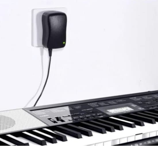 Universal AC-strømadapter med USB-port - 3V / 4.5V / 5V / 6V / 7.5V / 9V / 12V - 6 stik