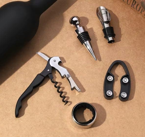 Vintillbehör Presentförpackning - Flaskkorkskruvöppnare, Droppring, Folieskärare, Vinpip och Propp i Nyckfull Flaskformad Förpackning Julklappar