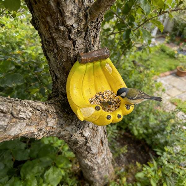Bananformet hængende fuglefoderbræt, udendørs vildtfuglefoderbræt i harpiks, sødt dekorativt havefuglefoderbræt til have og terrasse