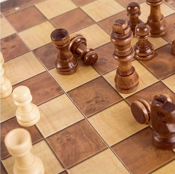 Vikbart schackbräde i trä – ett tre-i-ett schackspel för vuxna och barn (backgammon, dam), utsökt schackbräde i trä.