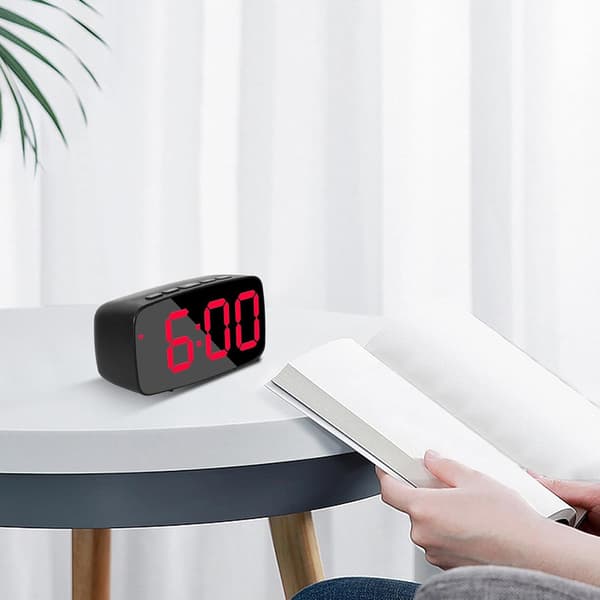 Digitala väckarklockor för sovrum LED stor display svart fodral smart elektrisk klocka 12/24h format snooze-läge intelligent röstväckning sängklocka