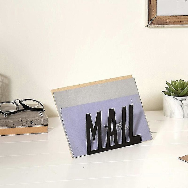 Brevhållare i svart metall med utskuren MAIL-design för skrivbord