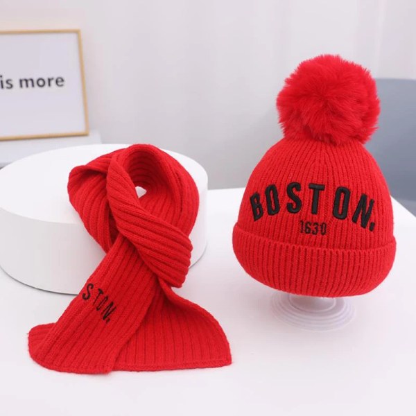 2023 Baby Kids Beanie Set Boston Letters Big Fur Ball 2 st Pojkar Flickor Vinter Villus Hat Scarf Set För 3 till 8 år Red