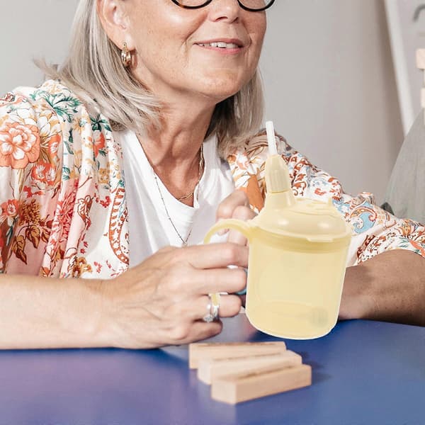 1 sett med drikkekopp for funksjonshemmede pasienter, ubrytelig og kvelningsforebyggende kopp for eldre
