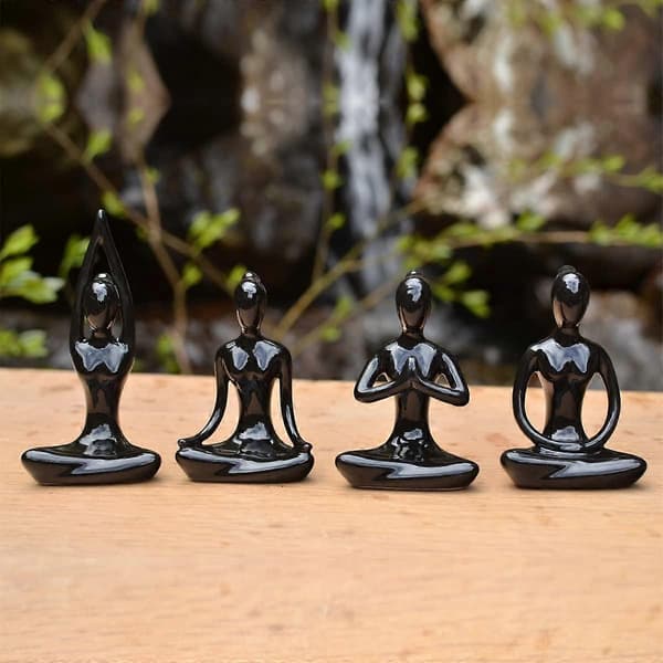 Set med 4 keramiska yogafigurer i meditationsställningar