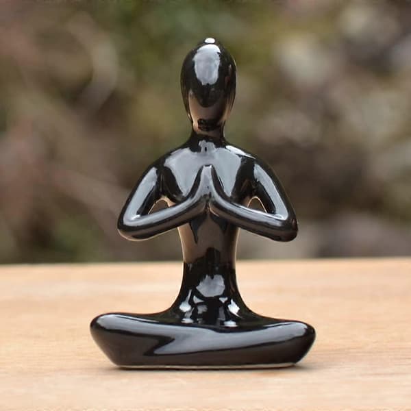 Set med 4 keramiska yogafigurer i meditationsställningar