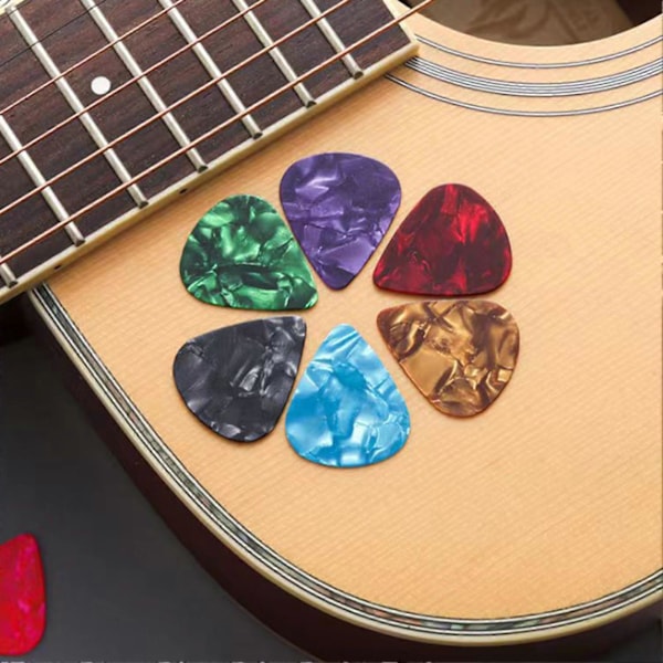 30 st Gitarrplektrum 0,5 mm 0,75 mm 1,0 mm Tunna Varierade Färgglada Kärlekshjärta Celluloidplektrum för Bas El-akustiska Gitarrer Ukulele