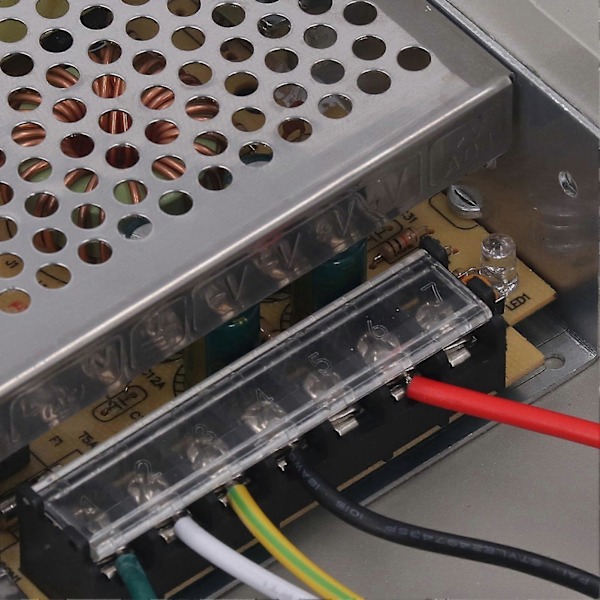 DC Strømforsyningsboks 18 Kanal CCTV Kamera Strømforsyning med Metalboks AC Stik Lås AC100V 220V Input DC12V Output 20A
