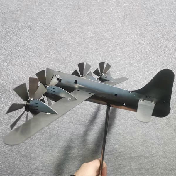 Flyvindmølle i flyform, utsøkt form, rustsikker, metall, dekorativ flyspinner, hagestake, bursdagsgave